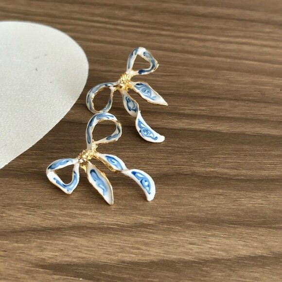 White Bow Earrings Q363 - Picture 4 of 6